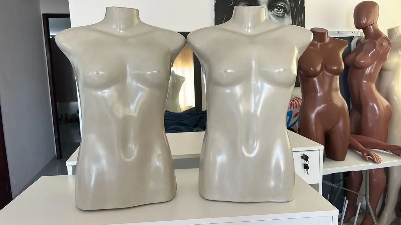 Cabides de plásticos e madeiras 2 balcão e um  com gaveta 3 manequis  - Foto 3
