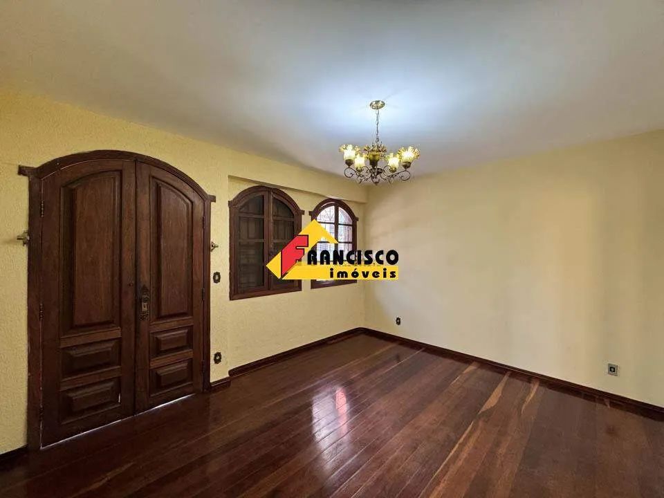 Casa para aluguel, 5 quartos, 2 suítes, 2 vagas, Centro - Divinópolis/MG