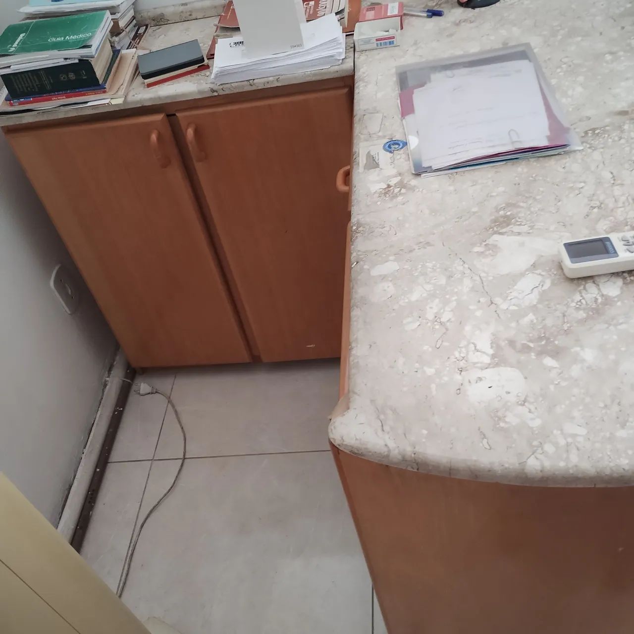 Mesa escritório com bancada em pedra e mais gaveteiro. - Foto 4