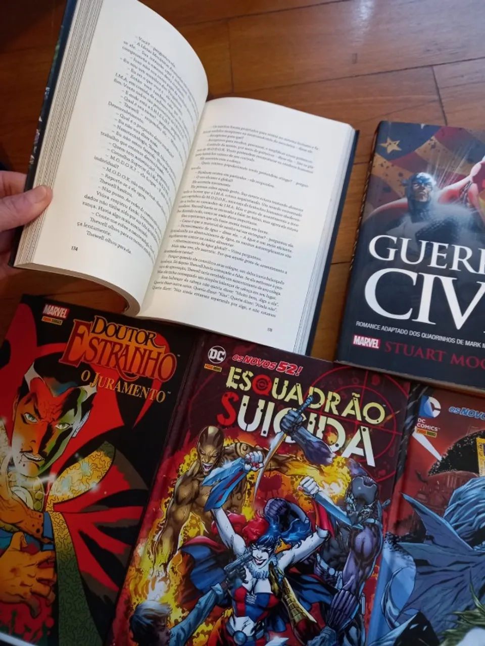 Livros e HQs Marvel e DC: venda conjunta