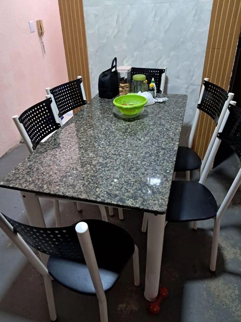 VENDE-SE MESA COM 6 CADEIRAS DE MÁRMORE 