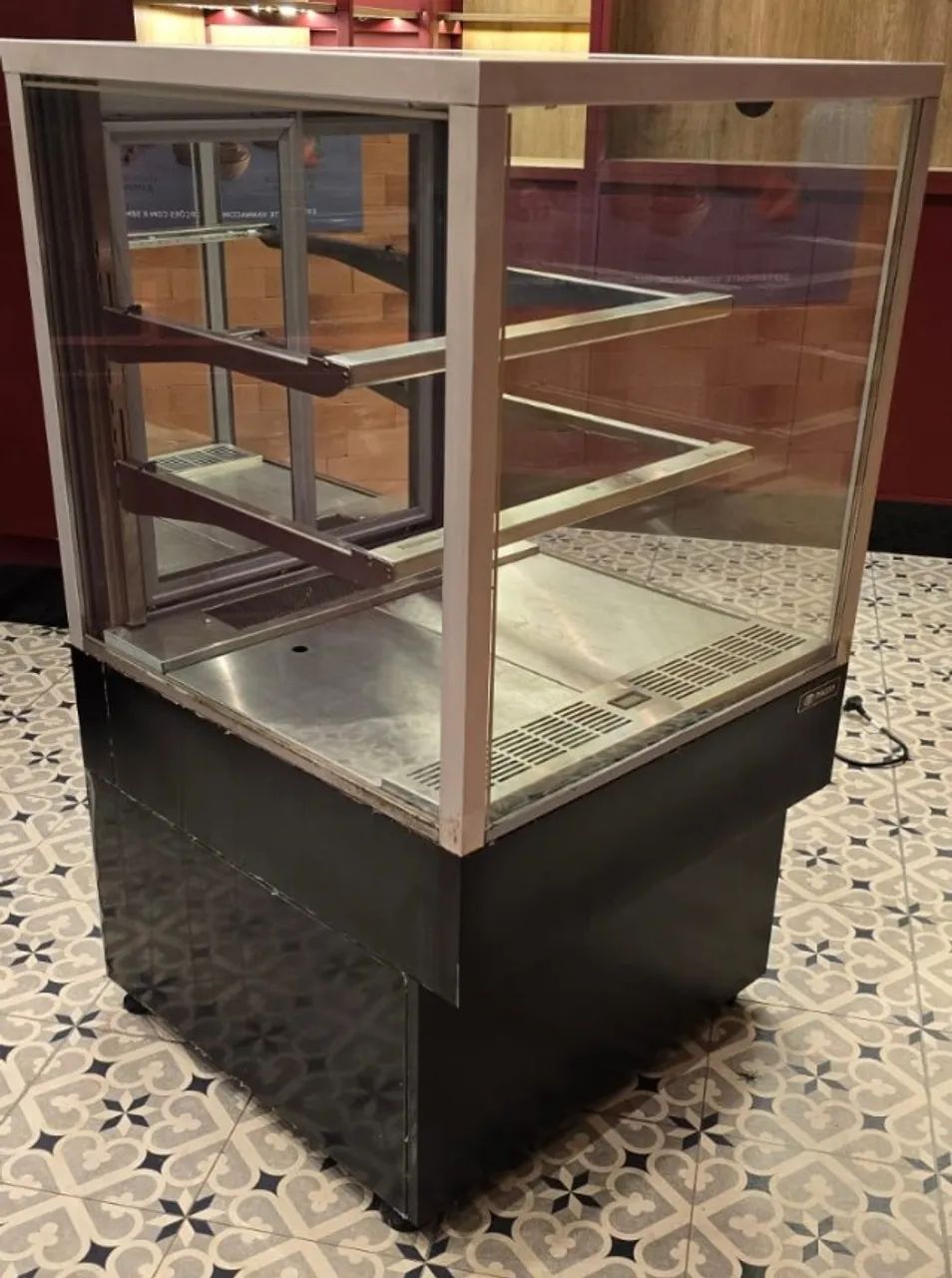Vitrine Refrigerada Macom - Semi Nova, LED, 2 Prateleiras