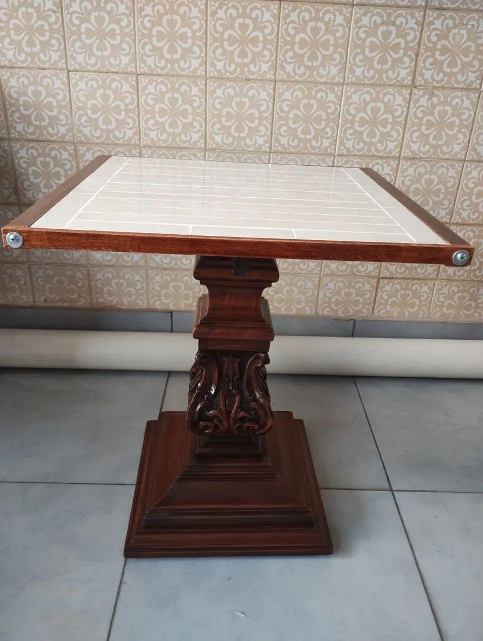 Mesa de madeira com porcelanato