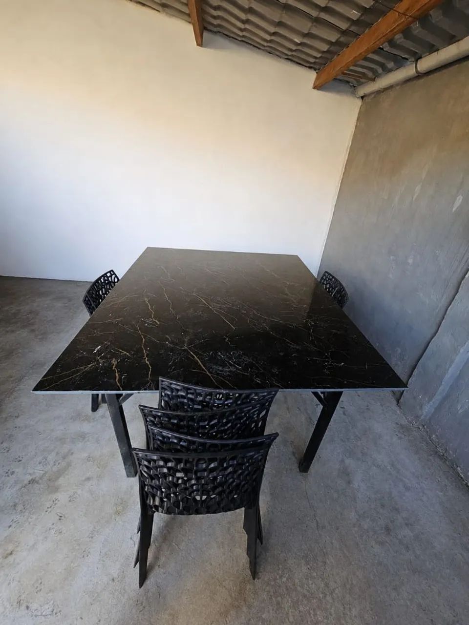 Mesa 2 metros de vidro com pés de ferro e 4 cadeiras - Foto 2