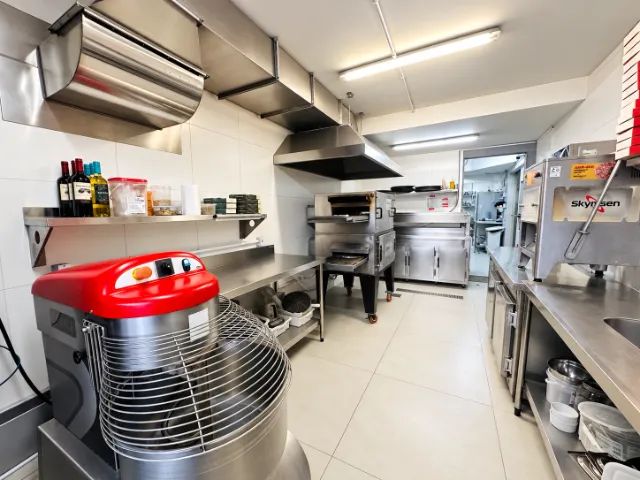 Cozinha Completa Funcionando como Pizzaria e Hamburgueria