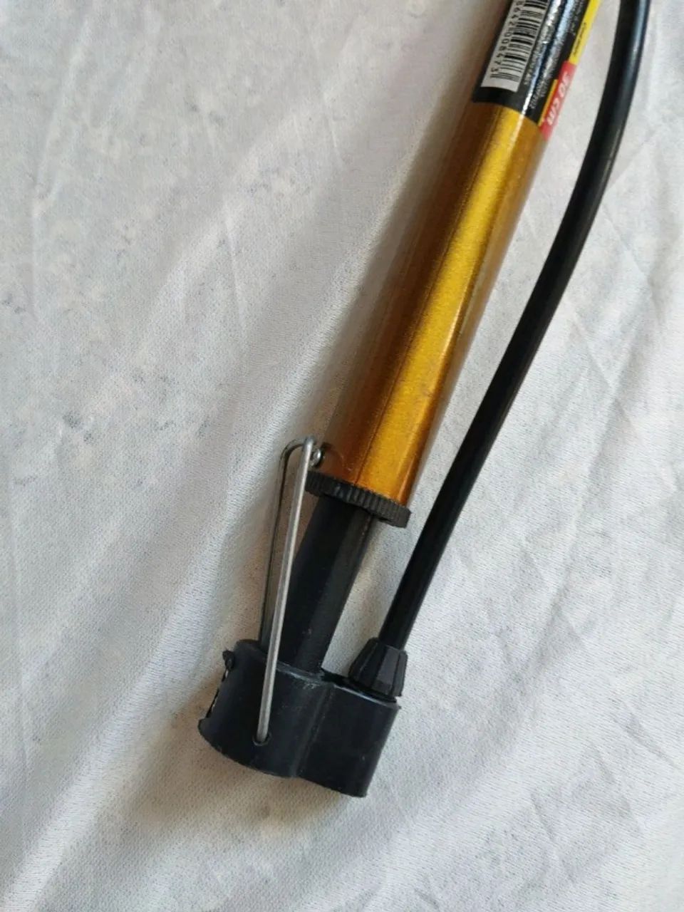 bomba de ar vertical preta e dourada - Foto 4