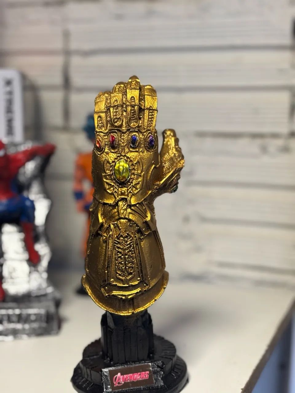 Manopla do Thanos Actions Figures - Resina