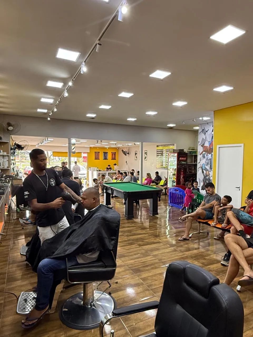 Contrata barbeiro com ganhos acima de 4 mil livre