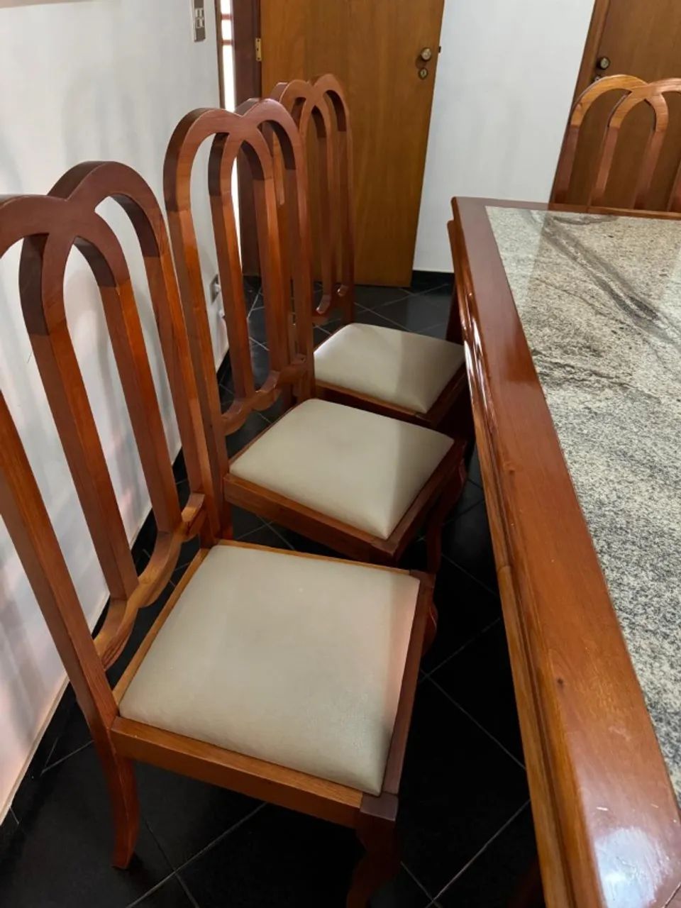 Vendo Mesa de Jantar com 8 cadeiras e aparador - Foto 3
