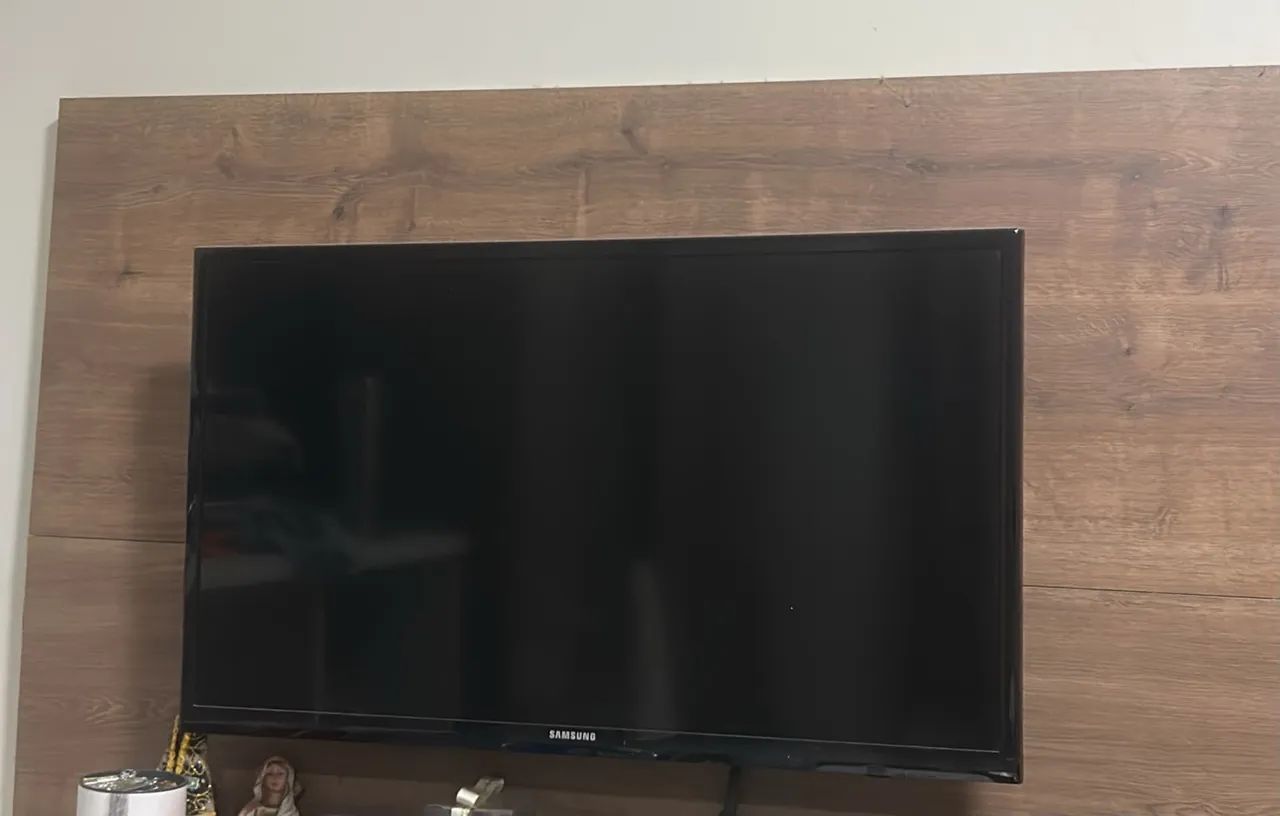 Vendo TV 32polegadas + painel e suporte muito conservado.