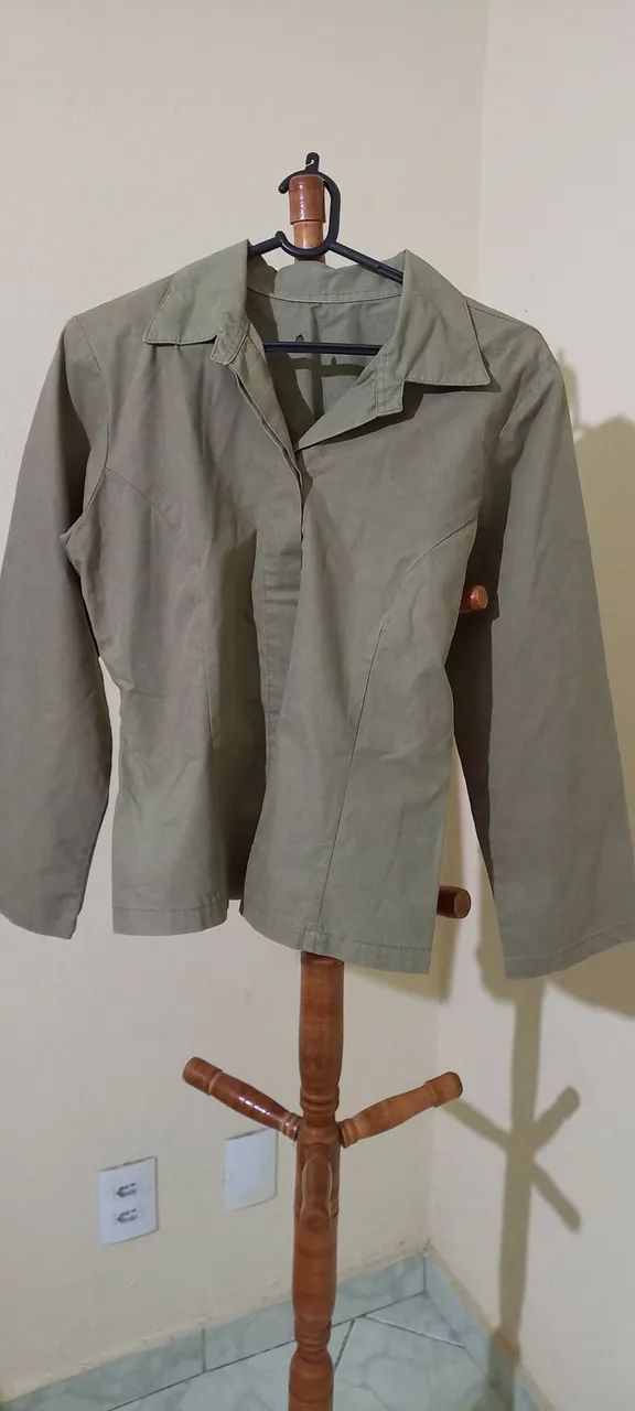 Vende se roupas variadas 