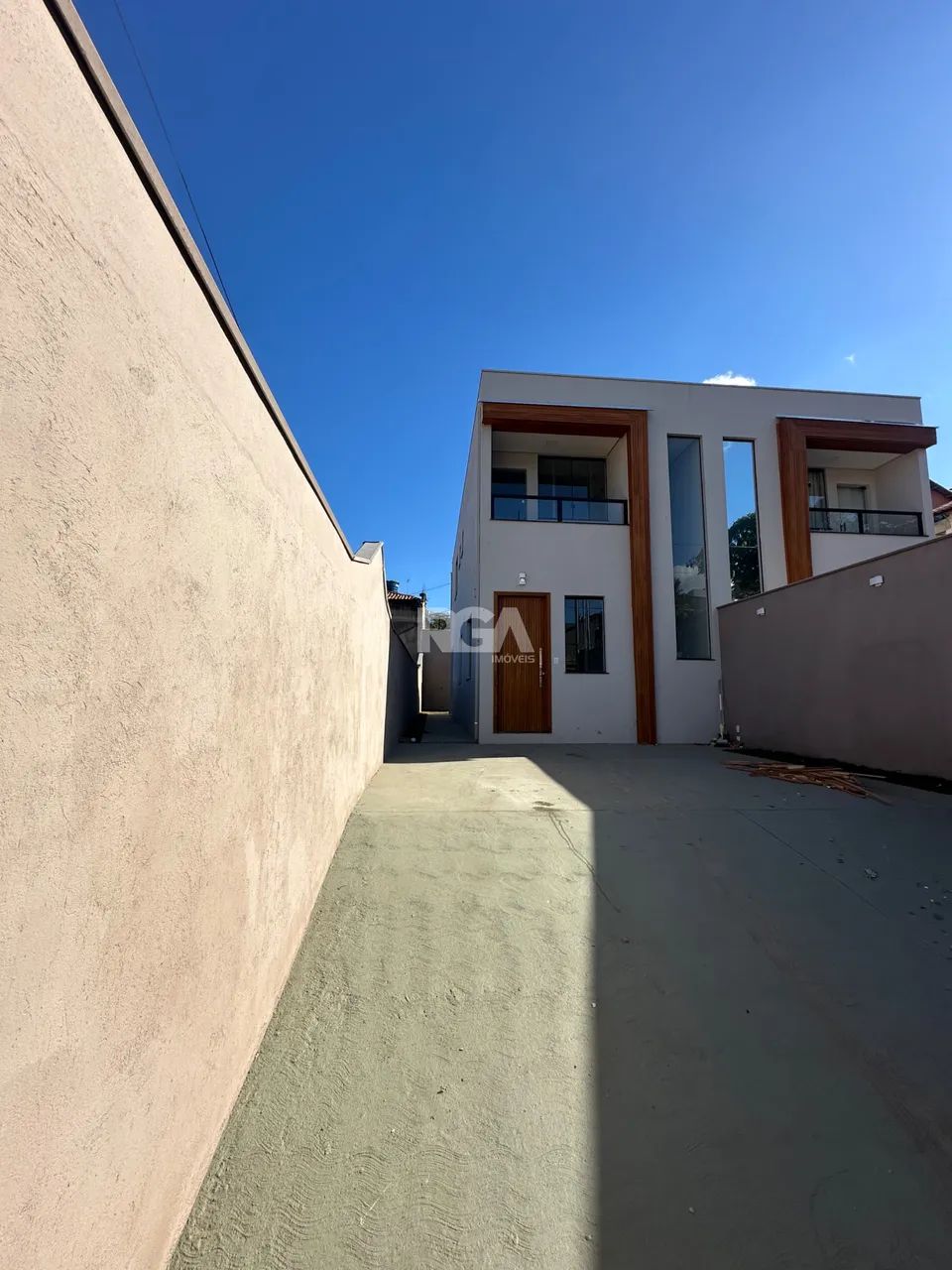 CASA COM 3 QUARTOS (1 SUÍTE) E 4 VAGAS  CANAÃ