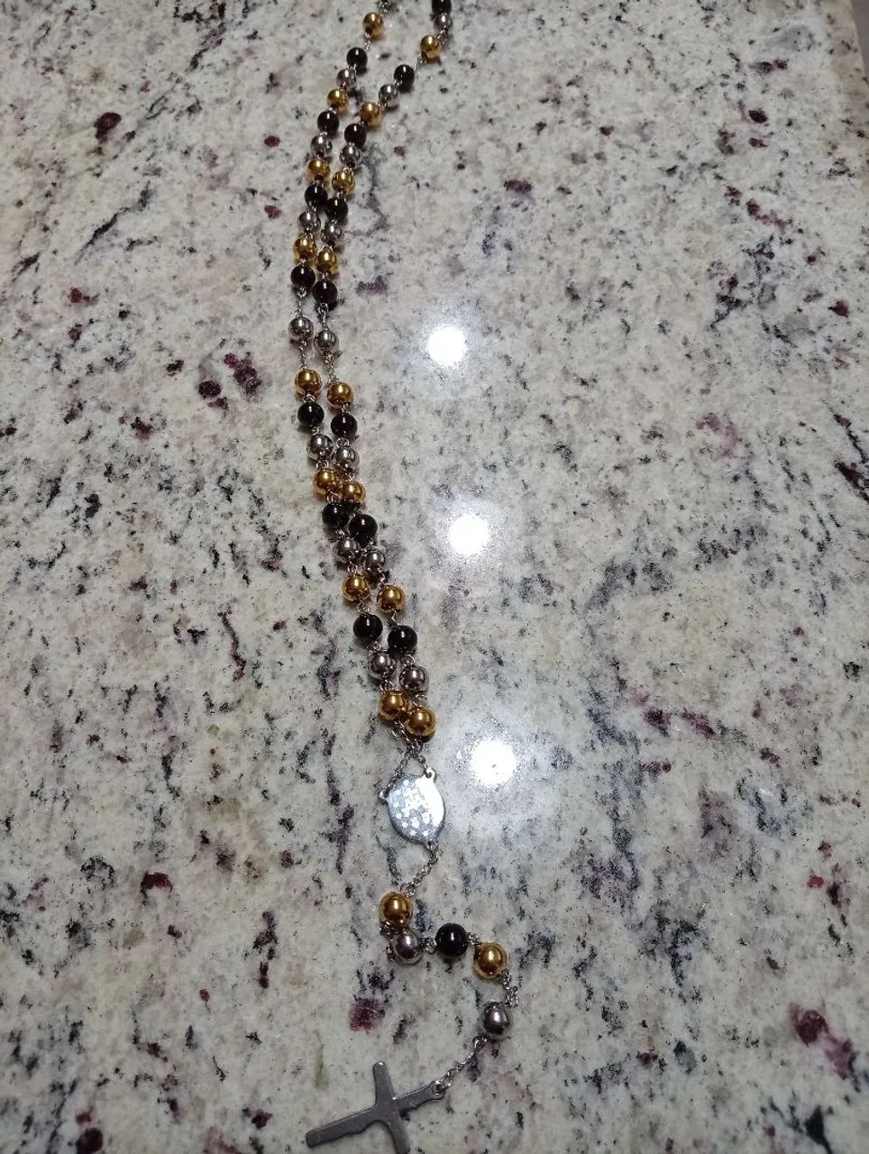 Terço em aço inox com esferas ouro e rodiun 70 cm - Foto 2