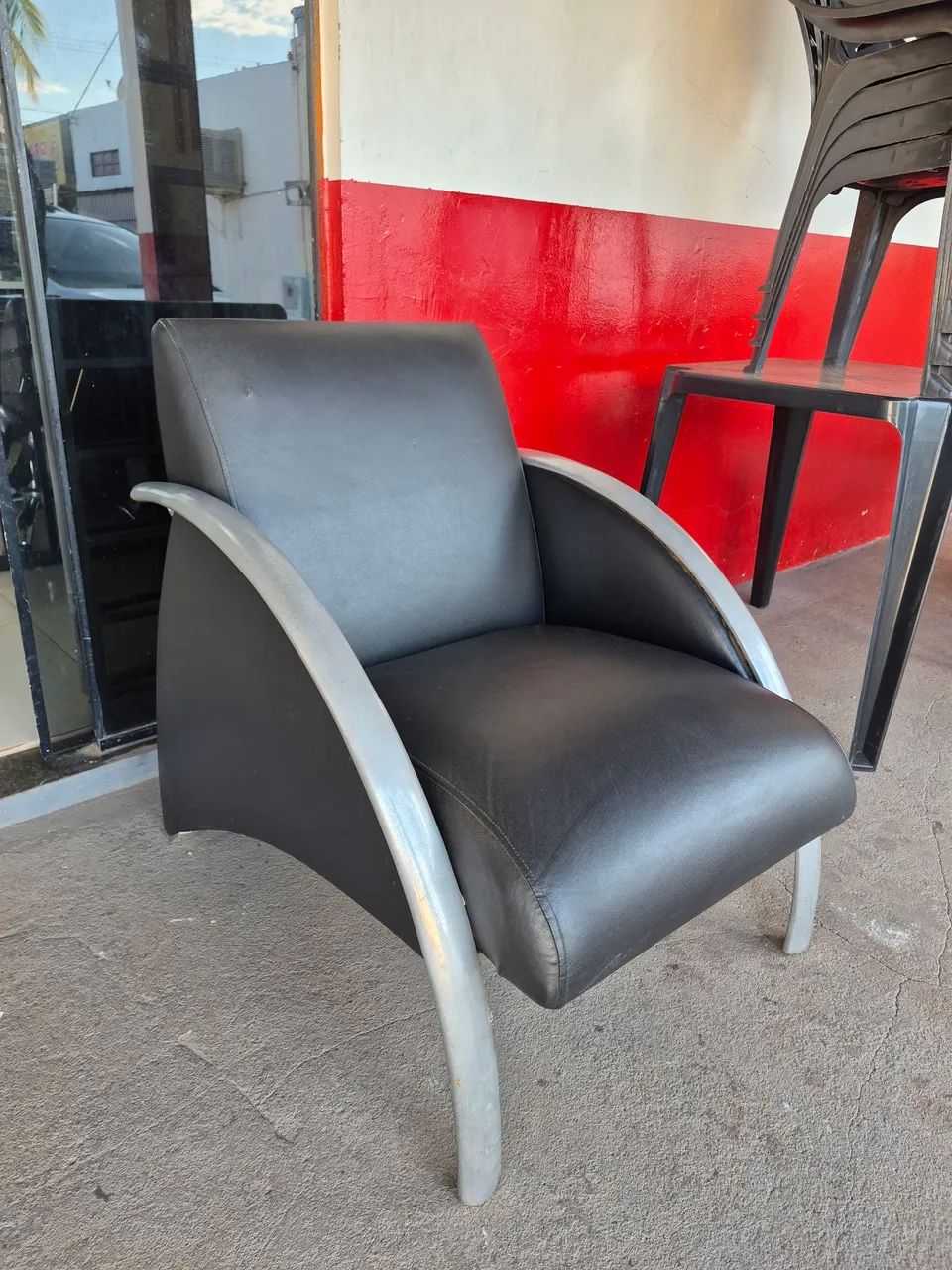 Poltrona grande em courino preto  - Foto 2