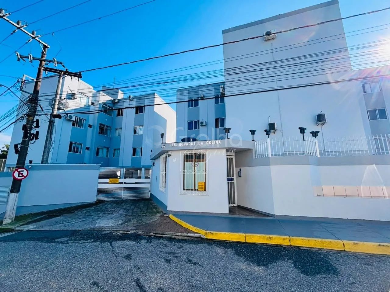 Um quarto mobiliado, com uma vaga