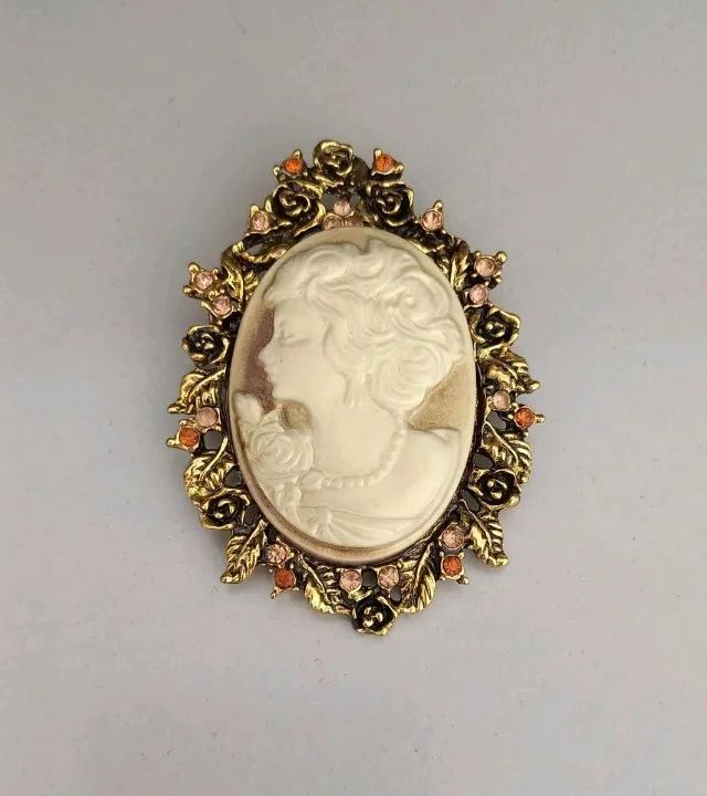 Broche de Camafeu Dourado Bordas Flor (novo)