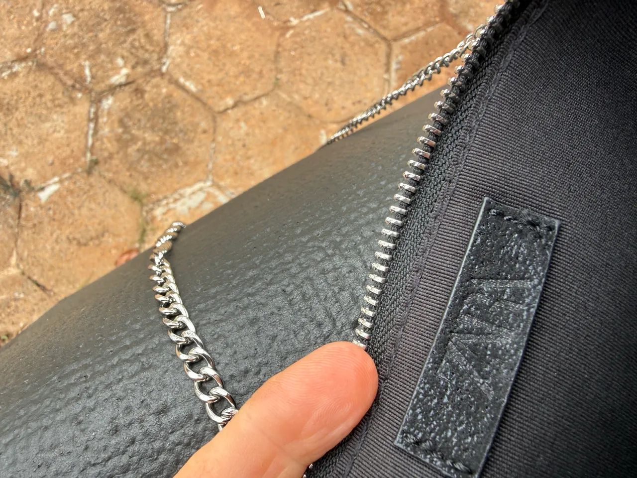 Bolsa Zara Preta Tiracolo com Corrente Prata - Usada 2x, Impecável - Foto 2