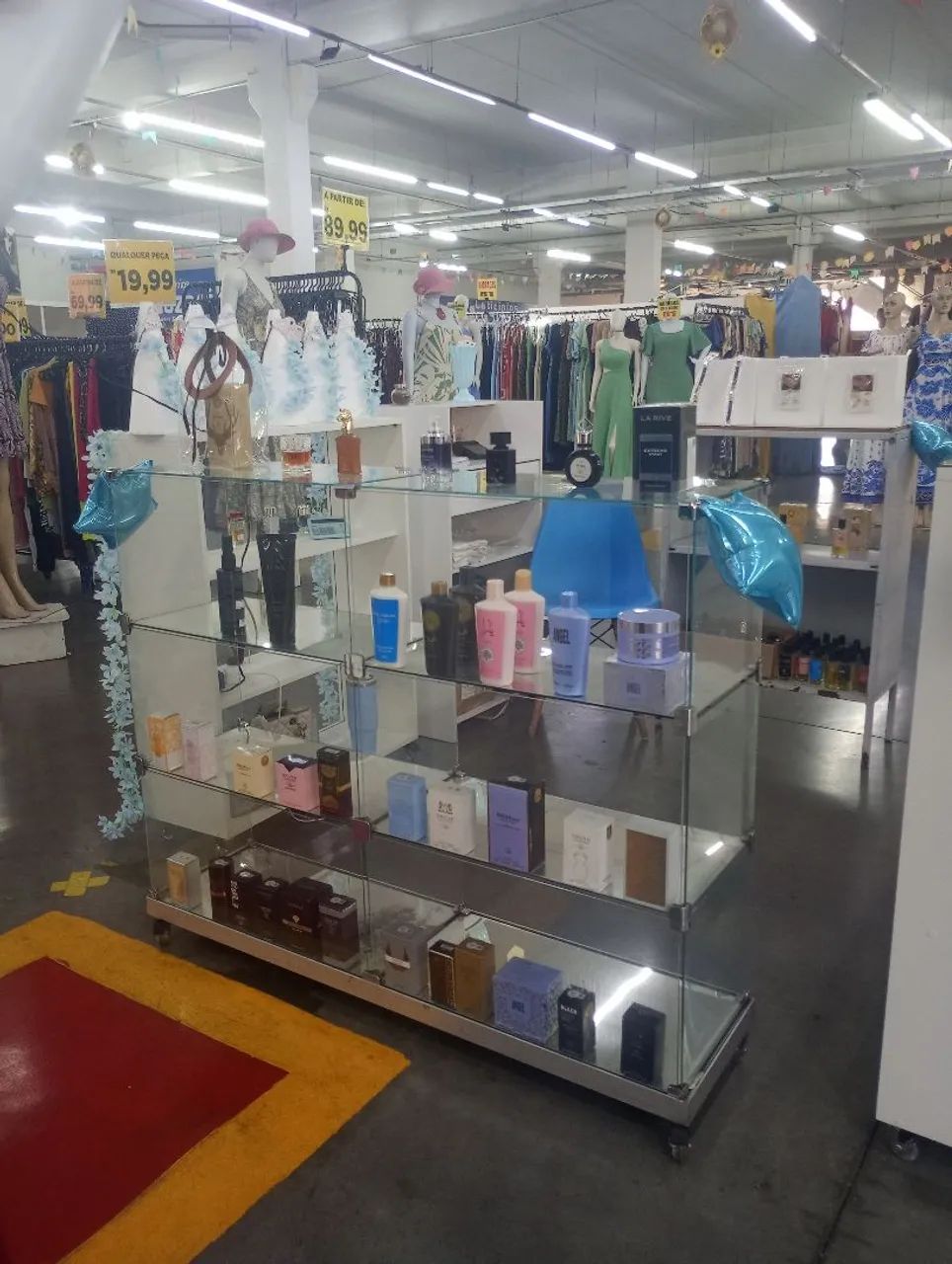 Loja de cosméticos toda montada com produtos  - Foto 2
