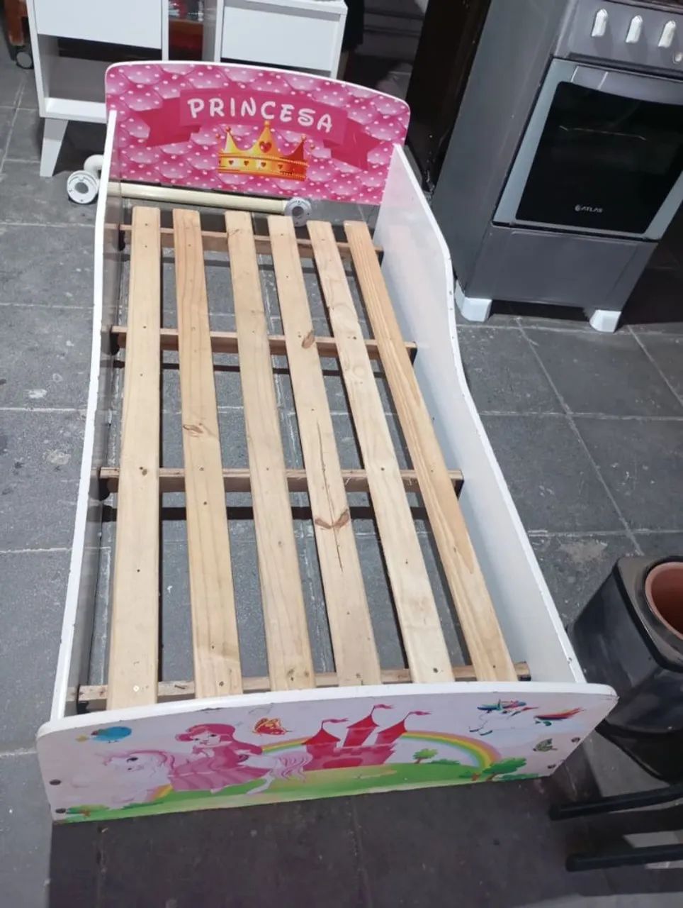 mini cama sem colchão com marcas de uso