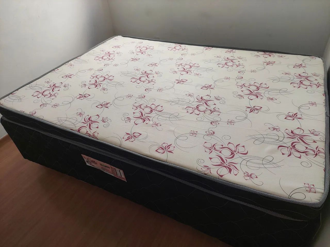 Vendo cama de casal base com colchão macio em anexo.  - Foto 5