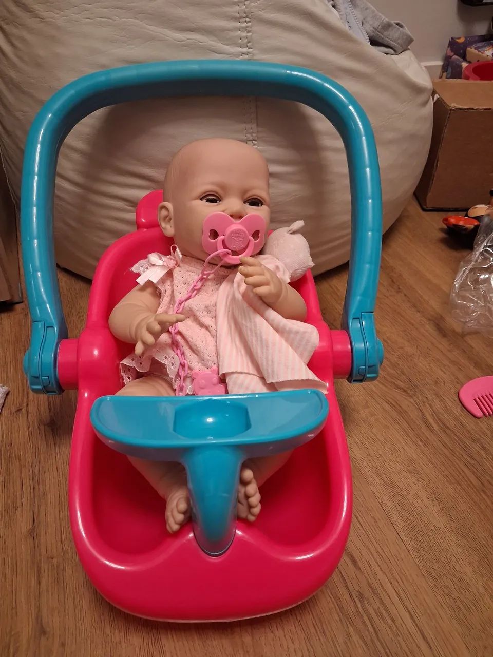 Boneca com bebê conforto 