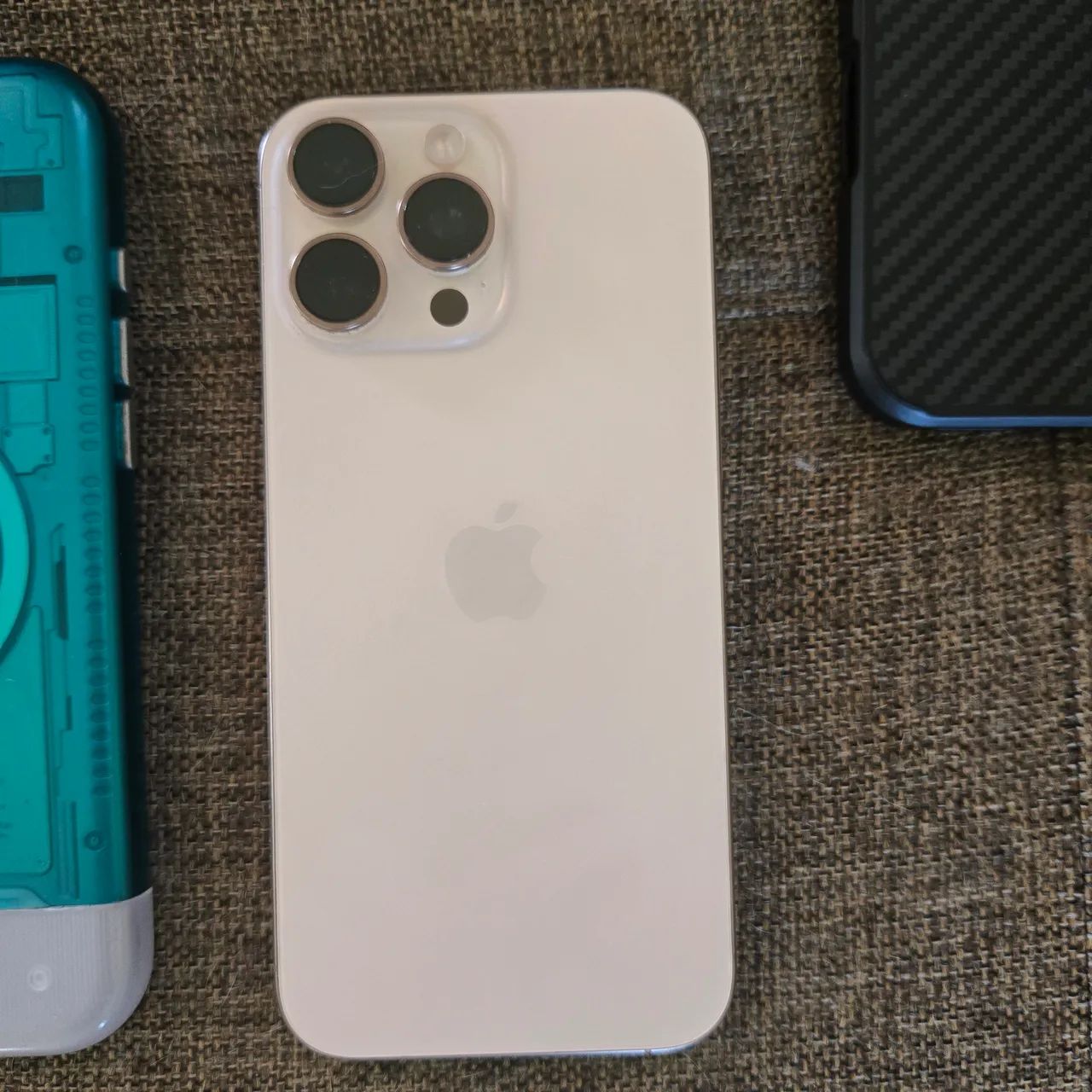 iPhone 16 Pro Max com capinhas  - Foto 2