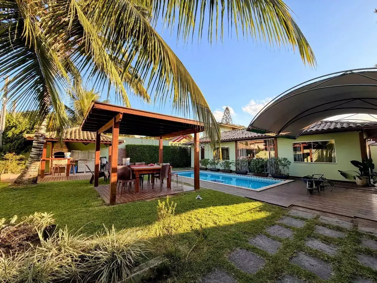Casa linear independente à venda com 03 quartos e piscina em Geribá
