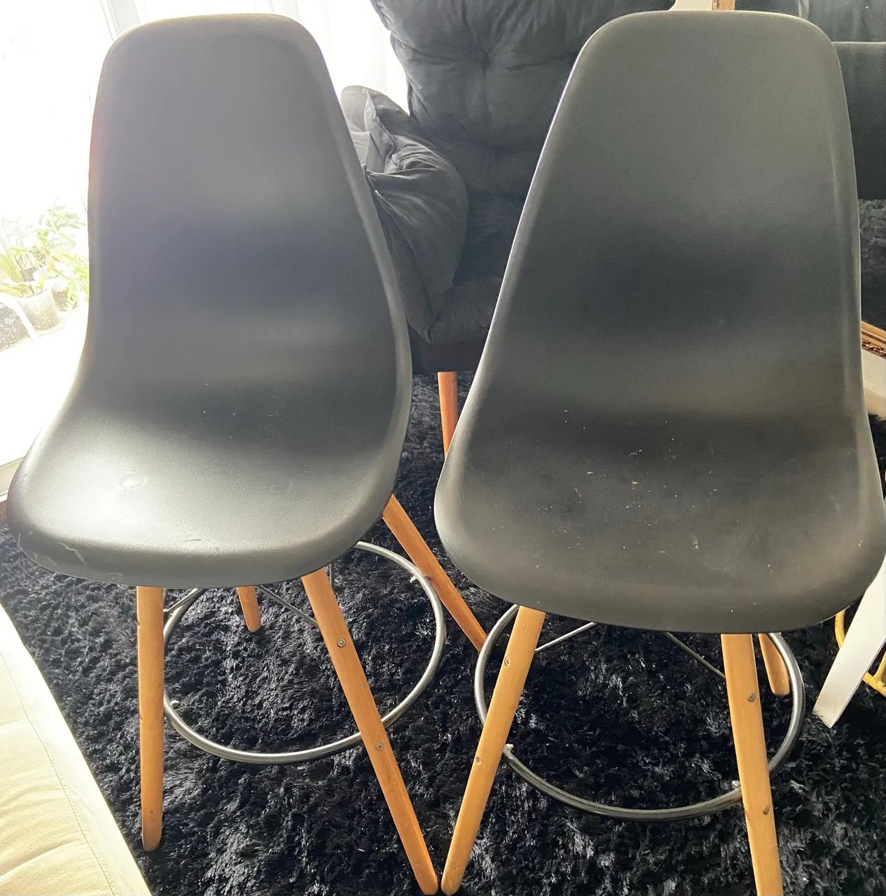 Vende se 2 cadeiras de sala e 1 cadeira escritório  - Foto 2