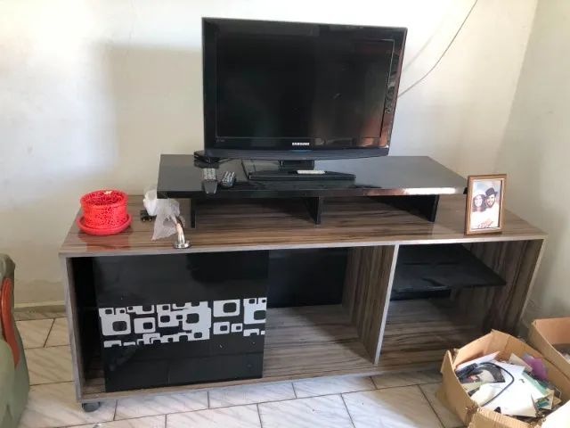 Rack móvel com rodinhas para sala de TV