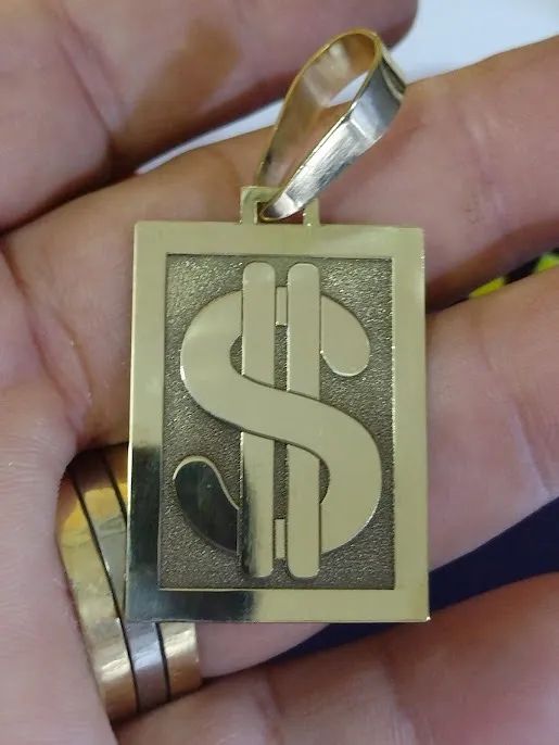 Pingente Cifrão Ouro 18 Kilates Peso 8 Gramas 33 mm Maciço - Foto 3