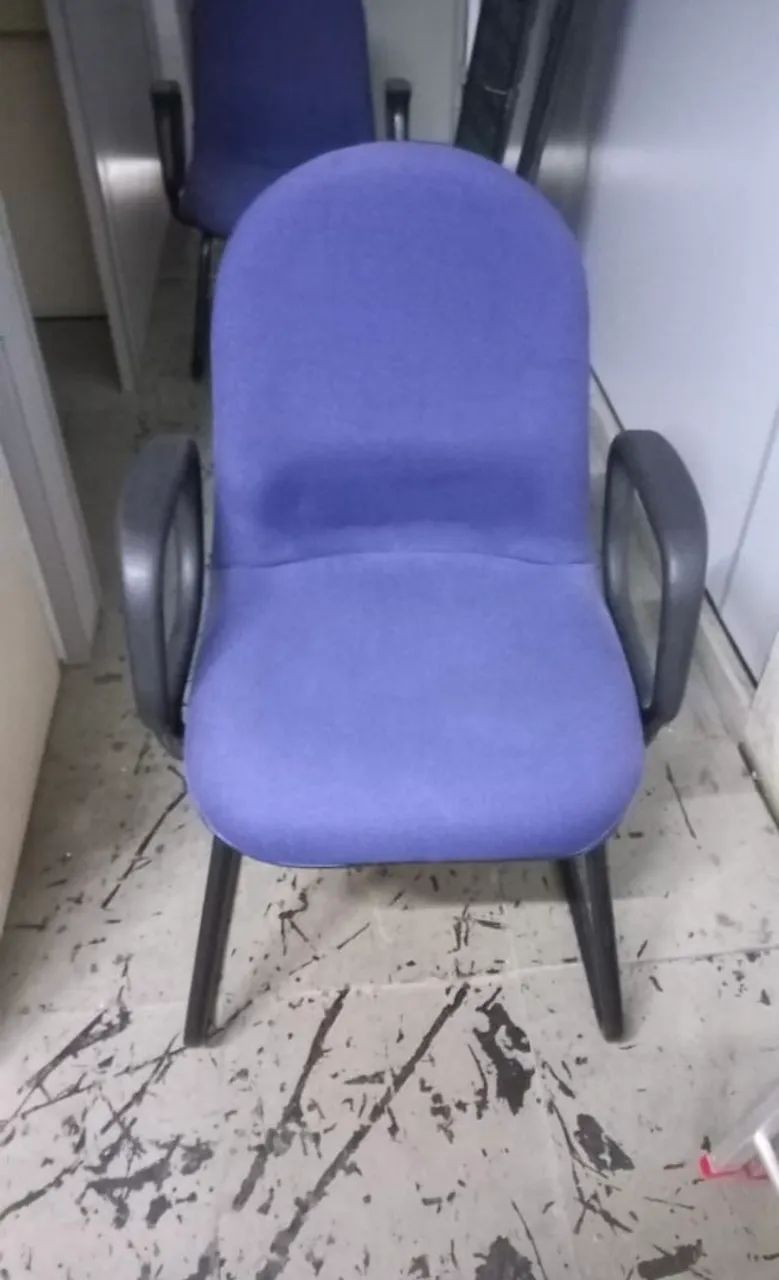Mesa com 5 cadeiras escritório