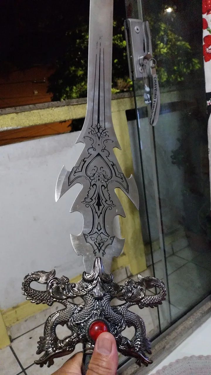 ESPADA DECORATIVA MEDIEVAL COM SUPORTE DE MADEIRA.  - Foto 4
