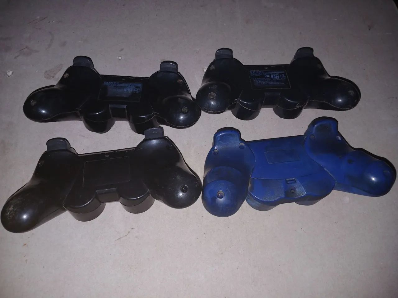 4 CONTROLES DE PS3 NÃO ESTÃO FUNCIONANDO, UM É DE PILHA OS OUTROS 3 NORMAIS.