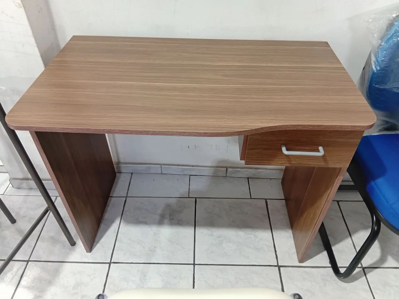 Escrivaninha na cor castanho em Belém do Pará 