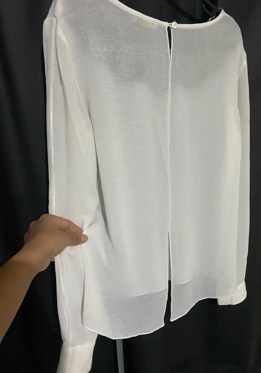 Blusa branca com renda e bordado  - Foto 3