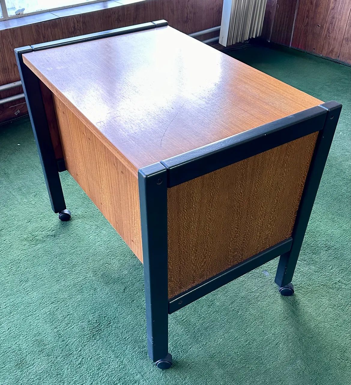Mesa em madeira maciça com rodinhas 