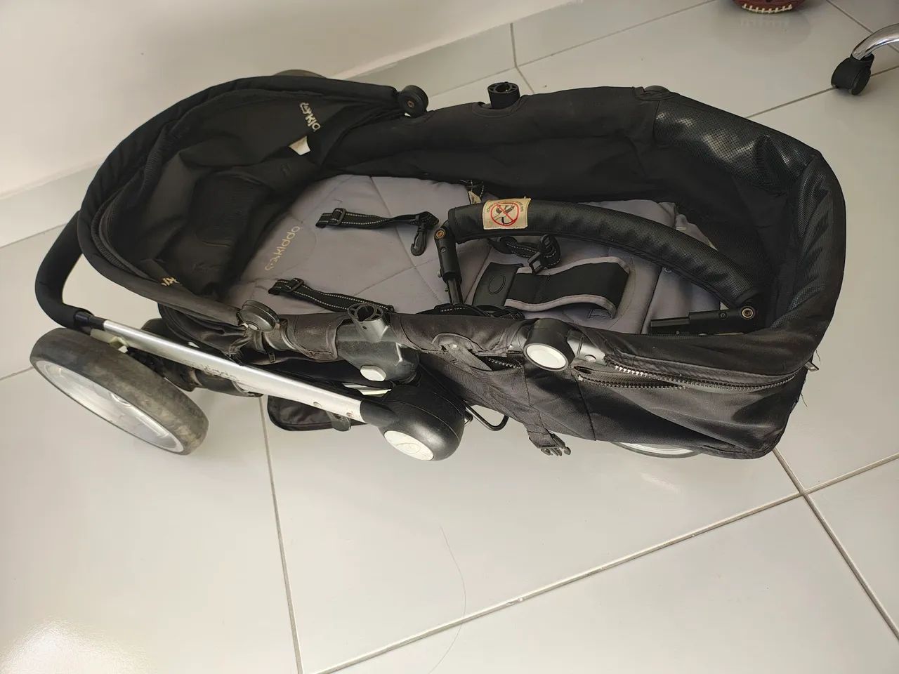 Vendo carrinho de bebê 2 em 1 triciclo - Foto 4