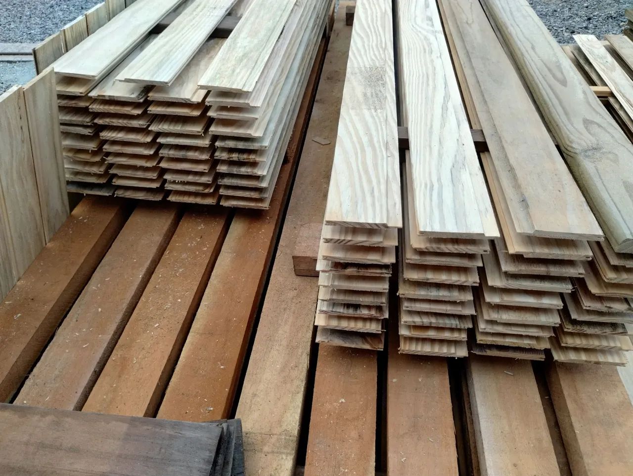 Natural pine ceiling panel489103941939374081