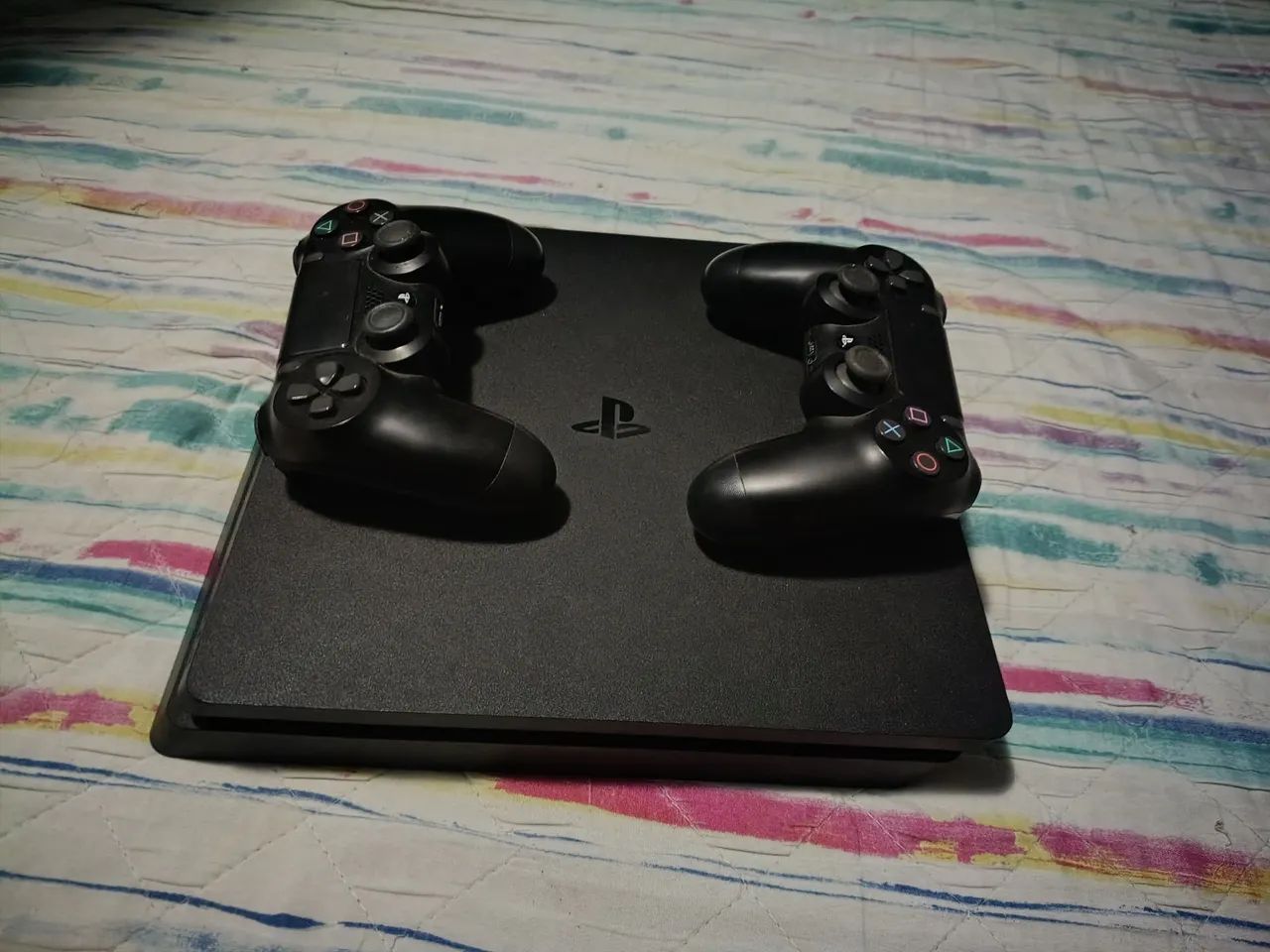 PS4 SLIM 1TB 2 CONTROLES - Foto 2