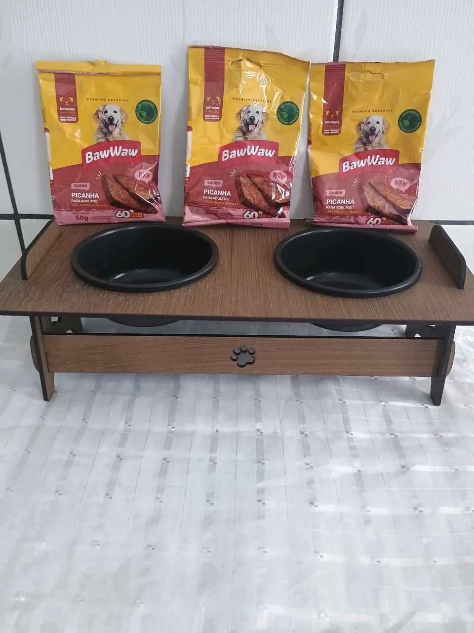 Comedouro e bebedouro e três pestisco para cães novos 