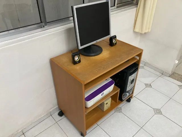 Rack com computador e impressora