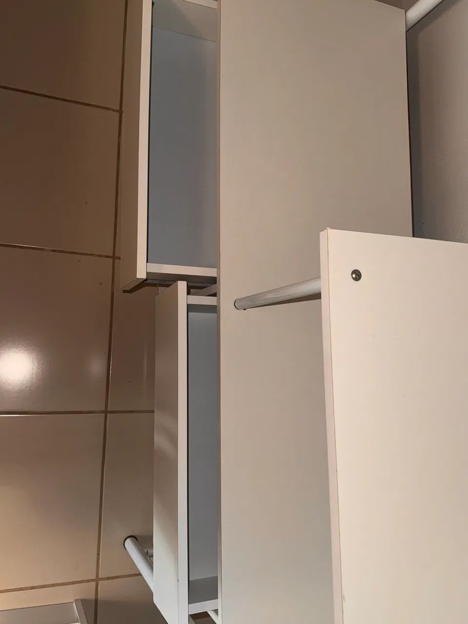 Arara de roupas com gavetas - Foto 2