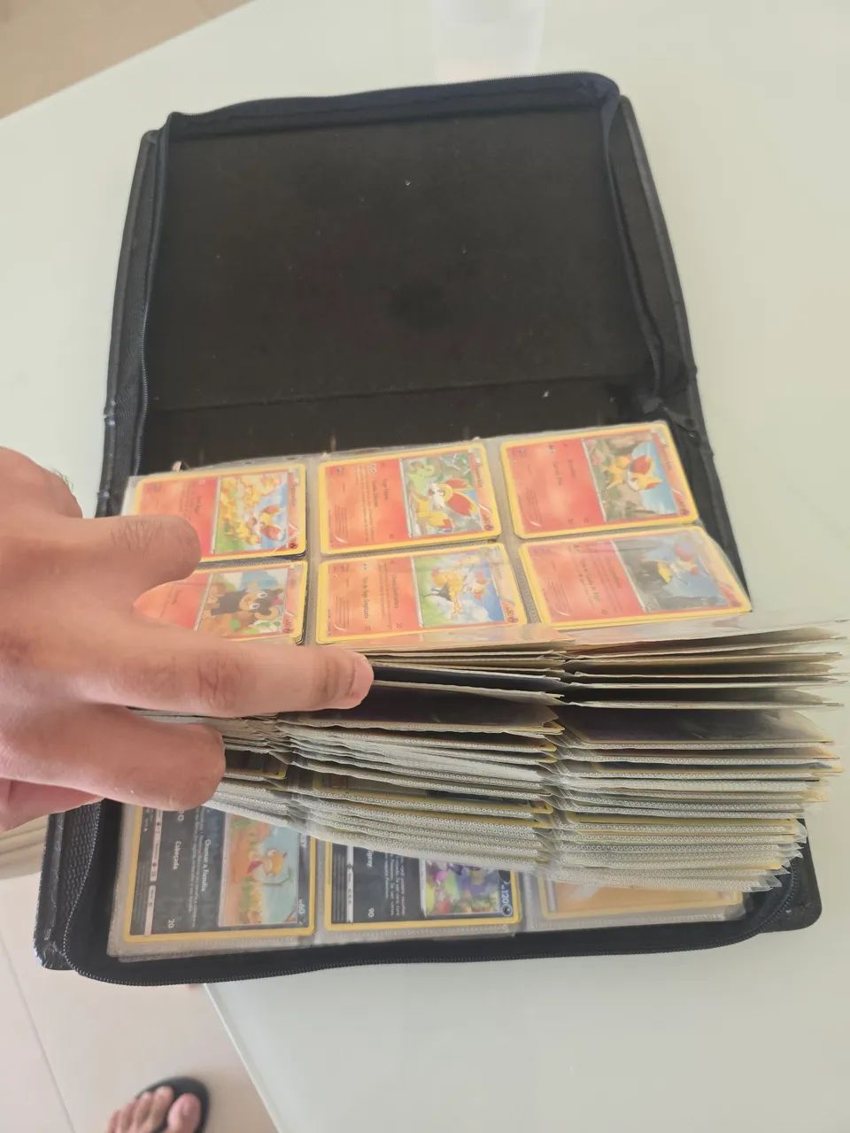 Pasta de com coleção de cartas pokemon 