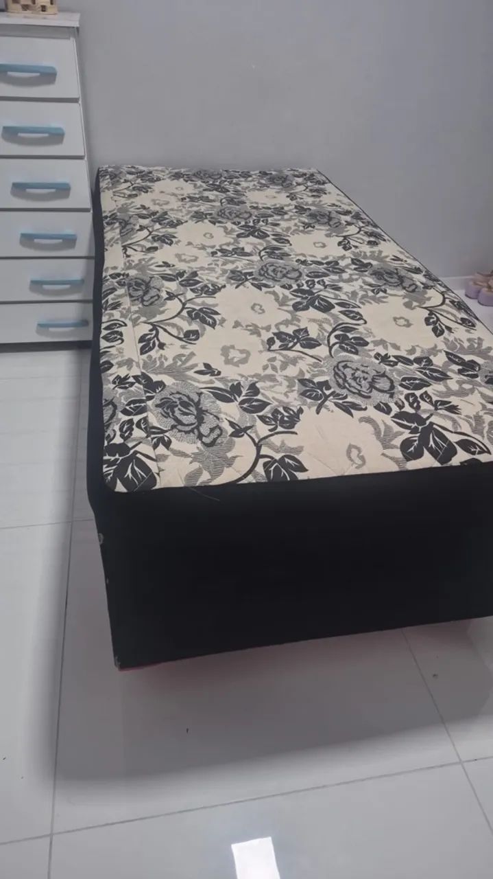 Vendo cama de solteiro e uma cômodo 