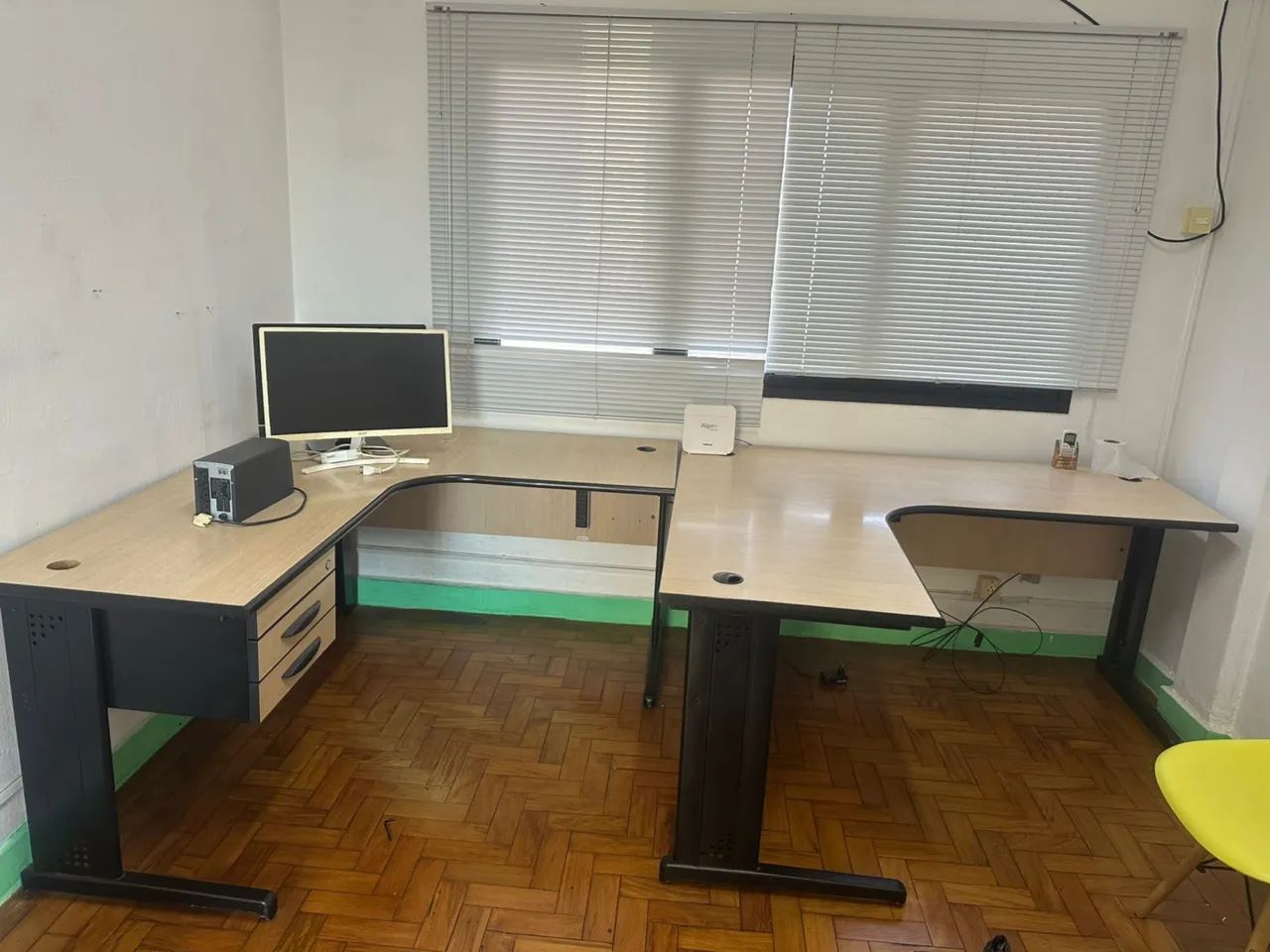 Duas mesa de escritório em L semi nova  - Foto 3