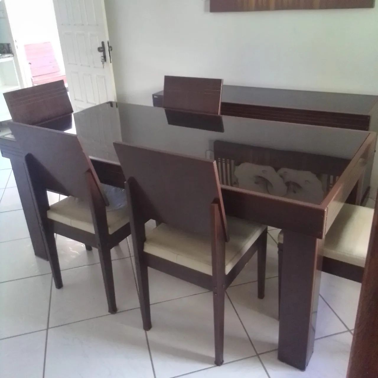 Mesa de madeira com 6 cadeiras 