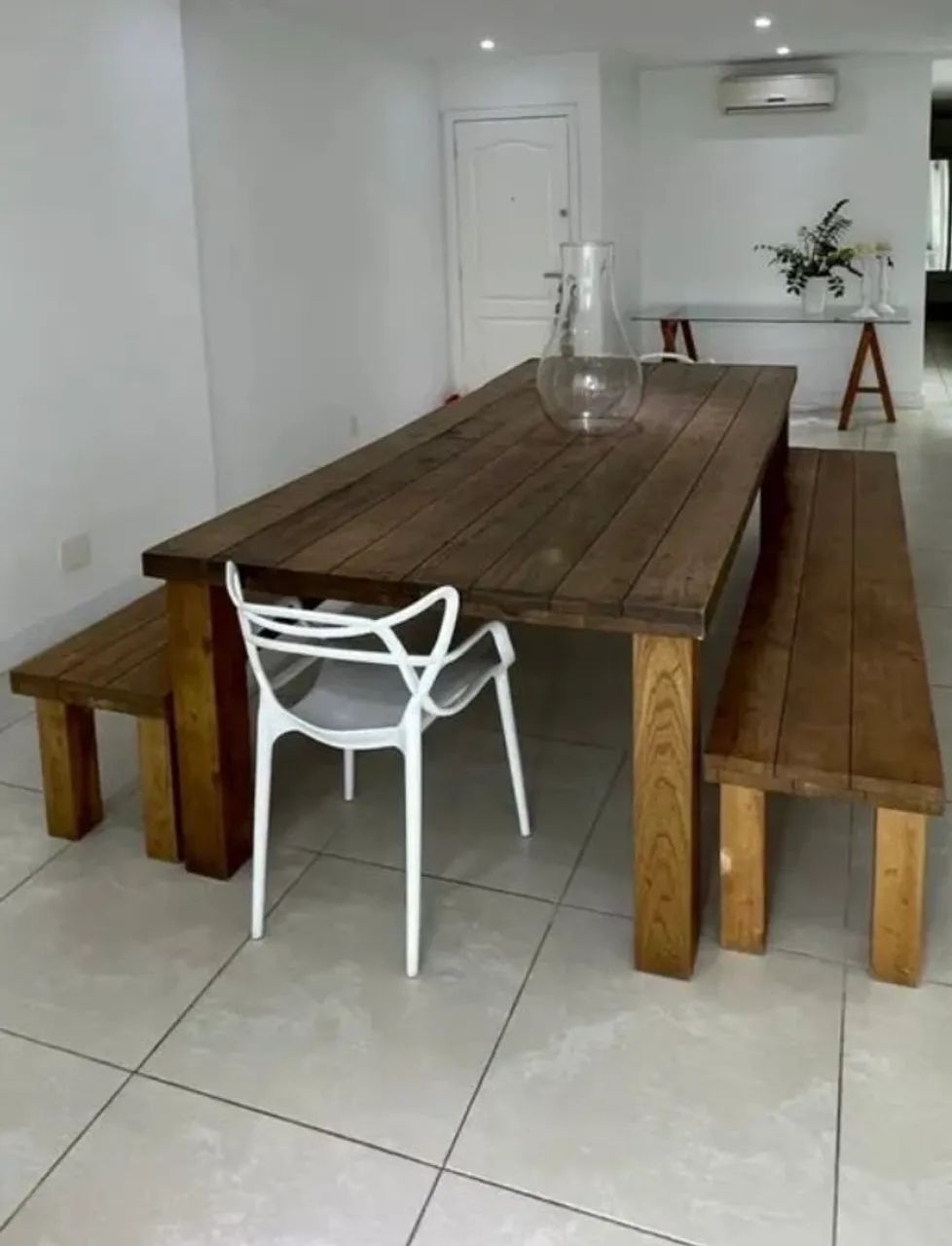 Mesa de madeira peroba rosa de demolição, da loja Sierra com 2 bancos. 