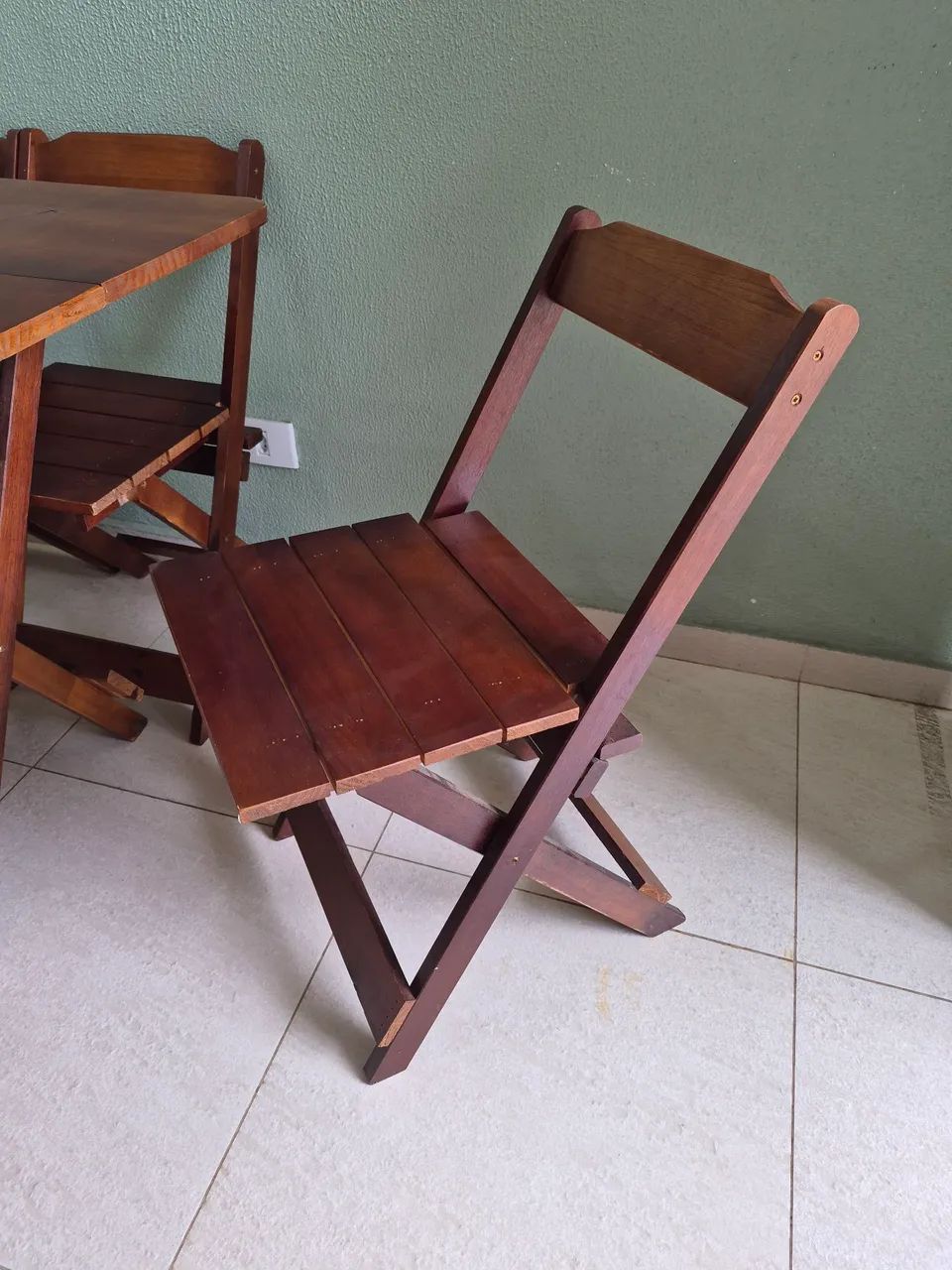 Mesa de madeira dobrável com 6 cadeiras - Foto 3