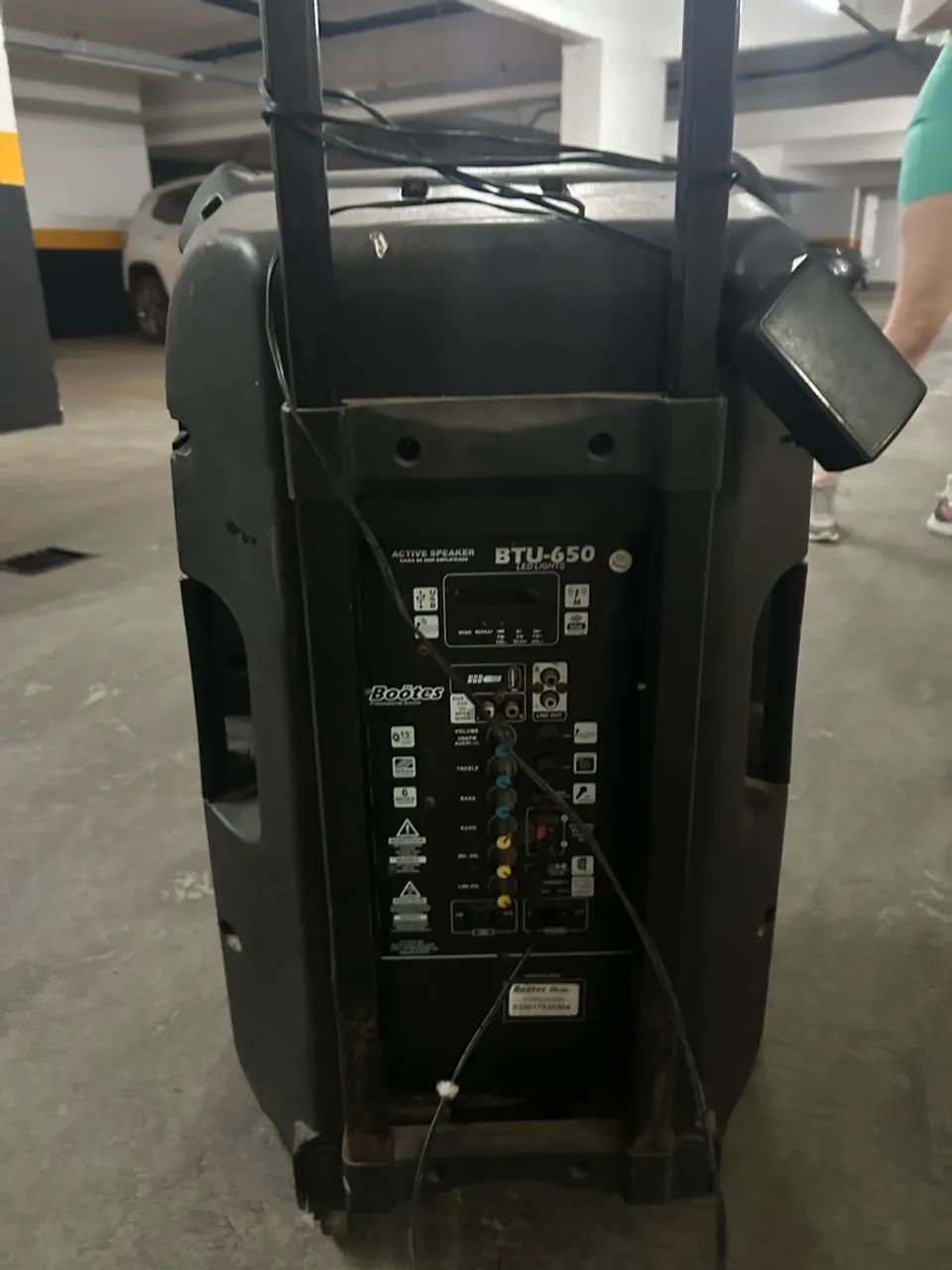 Caixa de som com microfone 
