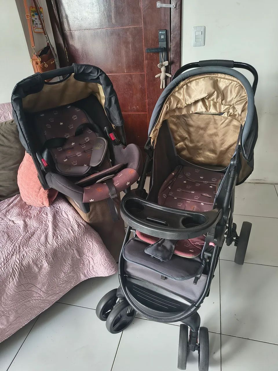 Carrinho de bebê com bebê conforto  - Foto 4
